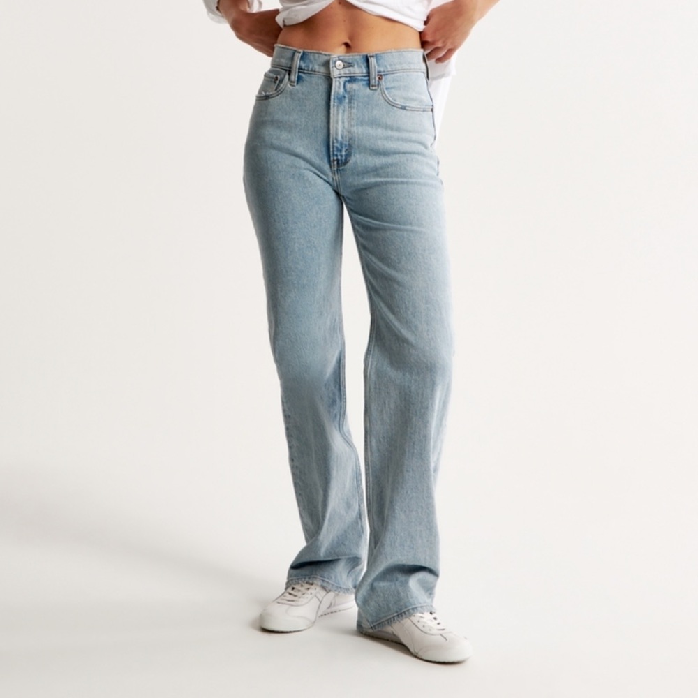 Abercrombie & Fitch High Rise 90s Relaxed Jean in Light Wash